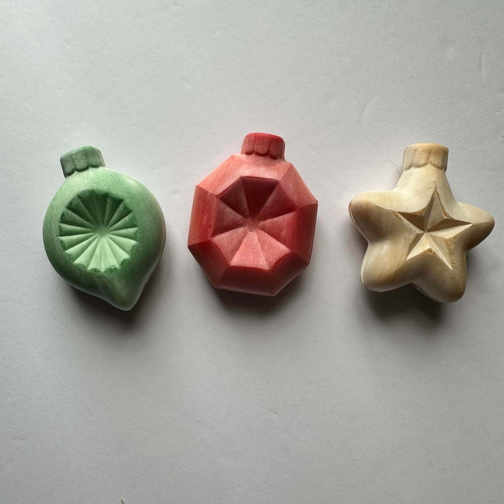 Vintage Avon Christmas Ornament Shaped Guest Soap Set Red Green Gold 3pc Boxed